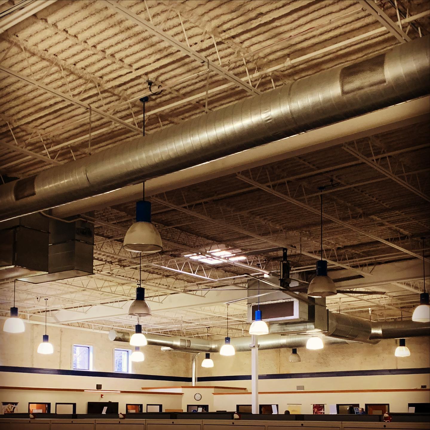 In love with this ceiling!
.
.
.
#noceilings #highceilings #exposedductwork #hvac #warehouse #loft #officedecor #officespace #virtualoffice #meetingrooms #warehouseloft #nycoffice #officespacenyc #selectofficesuites #nyc #nj
